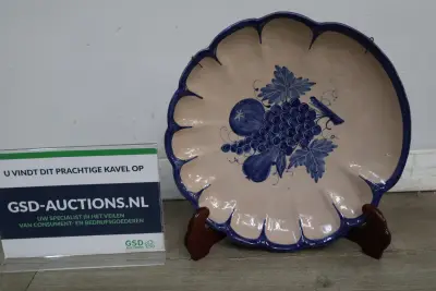 Decoratief blauw-wit keramisch schaal met fruitmotief' – kavel bij GSD Auctions, Zoeterwoude