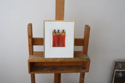 Ingelijste kleurrijke prent met drie figuren' – kavel bij GSD Auctions, Zoeterwoude