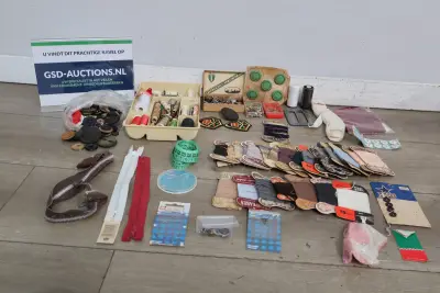 Naaiaccessoires in opbergbox' – kavel bij GSD Auctions, Zoeterwoude