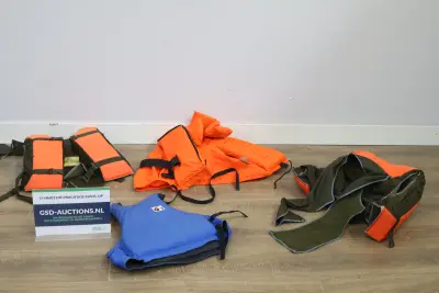 Set diverse reddingsvesten' – kavel bij GSD Auctions, Zoeterwoude