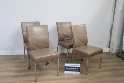 Set van 4 taupekleurige eetkamerstoelen' – kavel bij GSD Auctions, Zoeterwoude