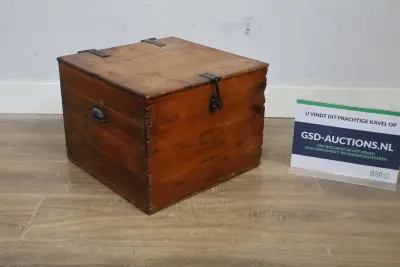 Antieke kist met metalen sluiting – kavel bij GSD Auctions, Zoeterwoude