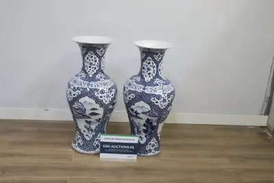 Set van 2 Grote Porseleinen Vazen - 93 CM – kavel bij GSD Auctions, Zoeterwoude