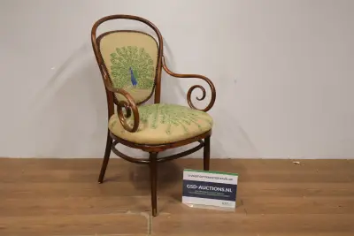 Antieke houten Thonet stoel met pauwzeichnung – kavel bij GSD Auctions, Zoeterwoude