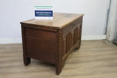 19-Eeuwse Antieke Kist met Sierlijk Houtsnijwerk – kavel bij GSD Auctions, Zoeterwoude
