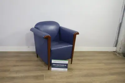 Blauwe clubfauteuil met houten accenten – kavel bij GSD Auctions, Zoeterwoude