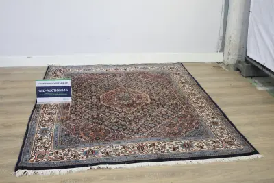 Handgeknoopt Vloerkleed met medaillonmotief – kavel bij GSD Auctions, Zoeterwoude