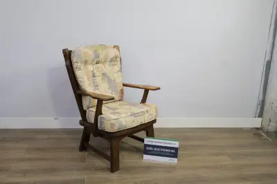 Houten fauteuil met stoffen kussen – kavel bij GSD Auctions, Zoeterwoude