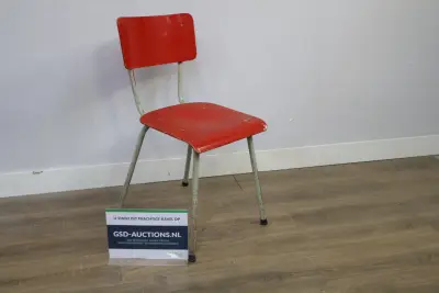Rode vintage schoolstoel – kavel bij GSD Auctions, Zoeterwoude