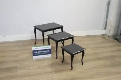 Set van drie zwarte bijzettafels met sierlijke poten – kavel bij GSD Auctions, Zoeterwoude