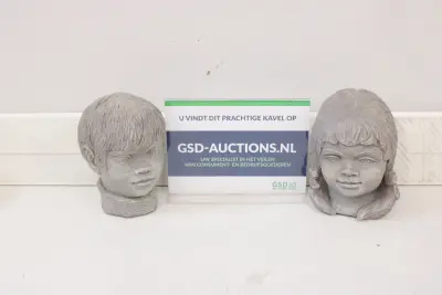 Twee betonnen kinderkoppen beeldjes – kavel bij GSD Auctions, Zoeterwoude