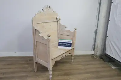 Houten antieke bank met sierlijk decor – kavel bij GSD Auctions, Zoeterwoude