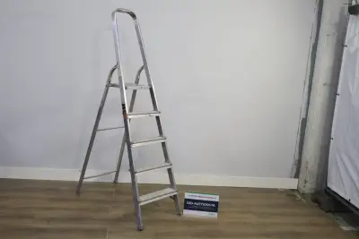 Aluminium trapladder met vijf treden – kavel bij GSD Auctions, Zoeterwoude