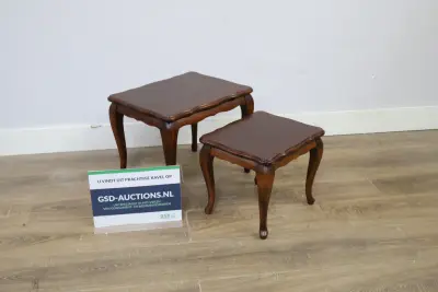 Set van twee houten bijzettafels – kavel bij GSD Auctions, Zoeterwoude
