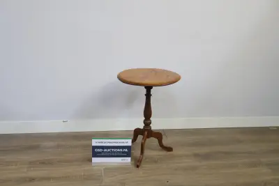 Houten bijzettafel met ronde blad en gedraaide poot – kavel bij GSD Auctions, Zoeterwoude