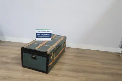 Vintage houten kist met metalen beslag – kavel bij GSD Auctions, Zoeterwoude