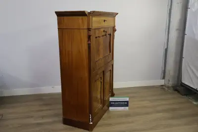 Antieke secrétaire kast met sierlijke details - Biedemeier – kavel bij GSD Auctions, Zoeterwoude