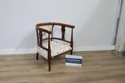 Antieke fauteuil met geborduurde stoffering – kavel bij GSD Auctions, Zoeterwoude