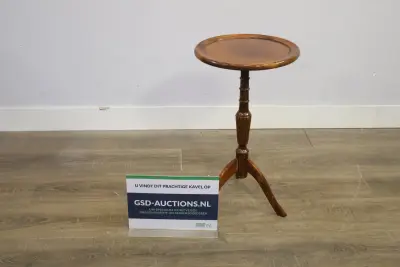 Houten bijzettafel met rond blad en centrale poot – kavel bij GSD Auctions, Zoeterwoude