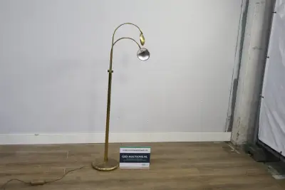 Dubbele boog vloerlamp met metalen kapjes – kavel bij GSD Auctions, Zoeterwoude