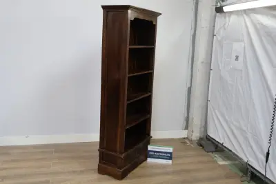 Donkere houten boekenkast met laden – kavel bij GSD Auctions, Zoeterwoude