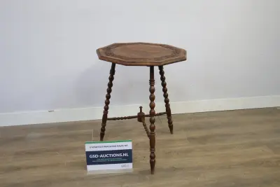 Houten octagonale bijzettafel met versierde rand – kavel bij GSD Auctions, Zoeterwoude