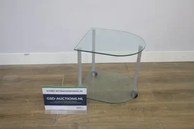 Glazen bijzettafel met metalen poten – kavel bij GSD Auctions, Zoeterwoude