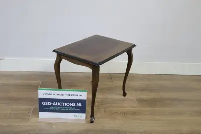 Houten bijzettafel met gebogen poten – kavel bij GSD Auctions, Zoeterwoude