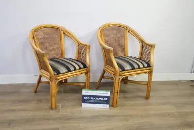 Set van 2 rotan stoelen met gestreepte kussens – kavel bij GSD Auctions, Zoeterwoude
