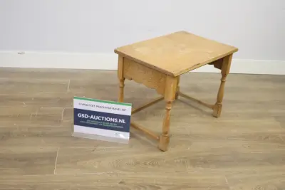 Houten bijzettafel – kavel bij GSD Auctions, Zoeterwoude