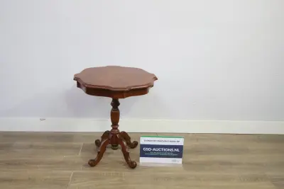 Houten bijzettafel met sierlijke poot – kavel bij GSD Auctions, Zoeterwoude