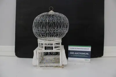Brocante vogelkooi op houten standaard – kavel bij GSD Auctions, Zoeterwoude