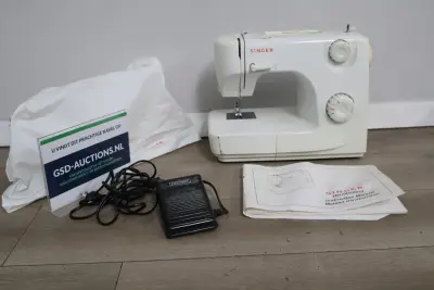 Singer Naaimachine met voetpedaal en handleiding – kavel bij GSD Auctions, Zoeterwoude
