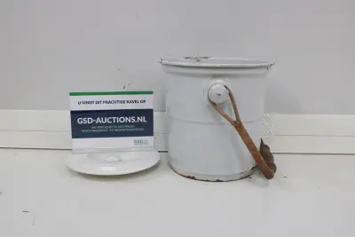 Witte geëmailleerde emmer met houten handvat en deksel – kavel bij GSD Auctions, Zoeterwoude