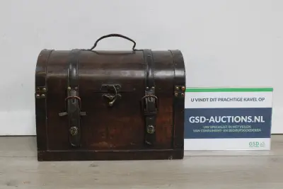 Donkere houten decoratieve kist – kavel bij GSD Auctions, Zoeterwoude