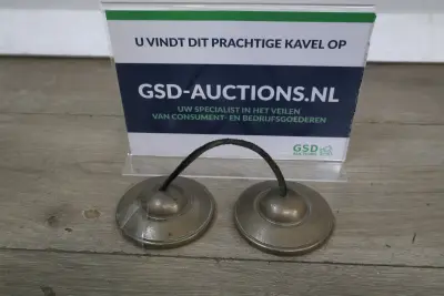 Kleine bronzen cimbalen met zwarte koord – kavel bij GSD Auctions, Zoeterwoude