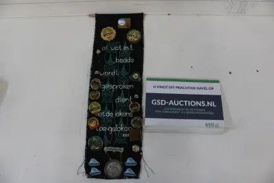 Wandkleed met Tirolse souvenirs – kavel bij GSD Auctions, Zoeterwoude