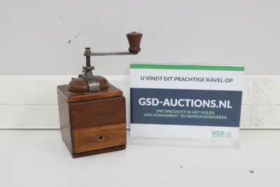 Vintage Houten handmatige koffiemolen – kavel bij GSD Auctions, Zoeterwoude