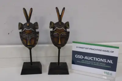 Set van 2 houten Afrikaanse maskers op standaard – kavel bij GSD Auctions, Zoeterwoude