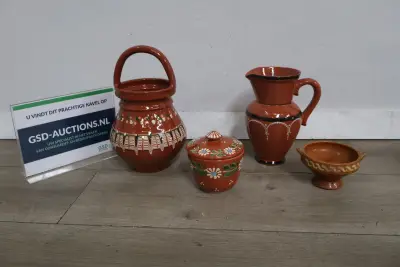 Set van vier aardewerken kruiken en kannen – kavel bij GSD Auctions, Zoeterwoude