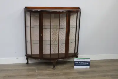 Antieke Halfronde vitrinekast met glasdeuren – kavel bij GSD Auctions, Zoeterwoude