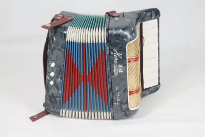Vintage Hero speelgoedaccordeon – kavel bij De Kringwinkel, Brecht