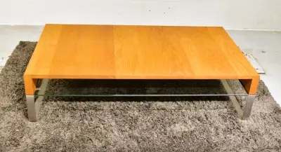 Moderne salontafel met houtfineer, glazen legplank en metalen frame – kavel bij De Kringwinkel, Turnhout
