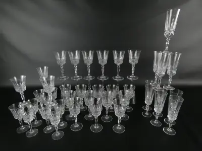 45 kristallen wijnglazen met geslepen decoratie – kavel bij De Kringwinkel, Heverlee