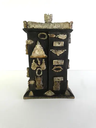 Minikastje in Aziatische stijl met beeninleg, figuratief handwerk – kavel bij De Kringwinkel, Heverlee