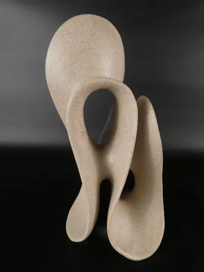 Abstracte keramische sculptuur in beige tinten – kavel bij De Kringwinkel, Heverlee