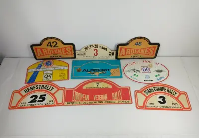 Set van 9 vintage rally- en autostickerplaten – kavel bij De Kringwinkel, Turnhout