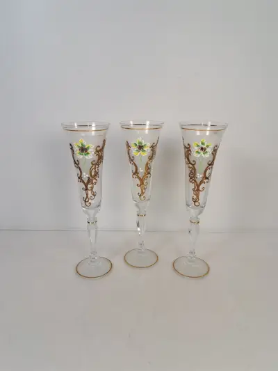 Set van 3 versierde champagneglazen met gouden rand – kavel bij De Kringwinkel, Turnhout