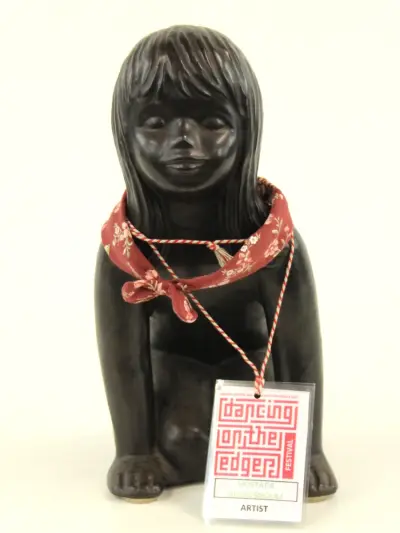 Emiel (Emanuel) Laskaris keramisch Sculptuur 'Zittend Meisje' – ca. 1960/1970 – kavel bij De Kringwinkel, Antwerpen