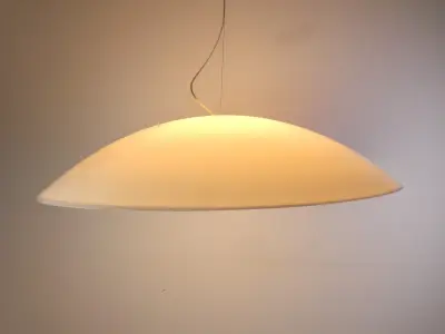UFO-vormige Hanglamp Kartell met oranje neonbuis – kavel bij De Kringwinkel, Heverlee